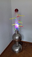 Leuchtturm Edeslstahl, Plexiglas und fluoreszierende Staebe mit Schwarzlicht 126x37.jpg