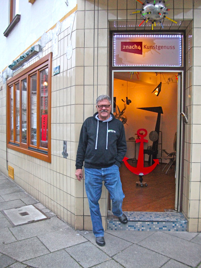 Der Künstler Horst Ehlert im Eingang des 2nach4 Künstlerladens